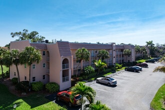 Emerald Green Condominium in Naples, FL - Foto de edificio - Building Photo