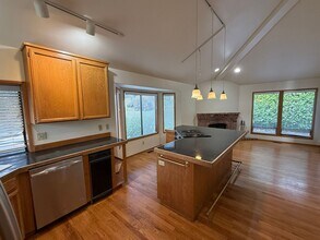 14918 SE 64th St in Bellevue, WA - Building Photo - Building Photo