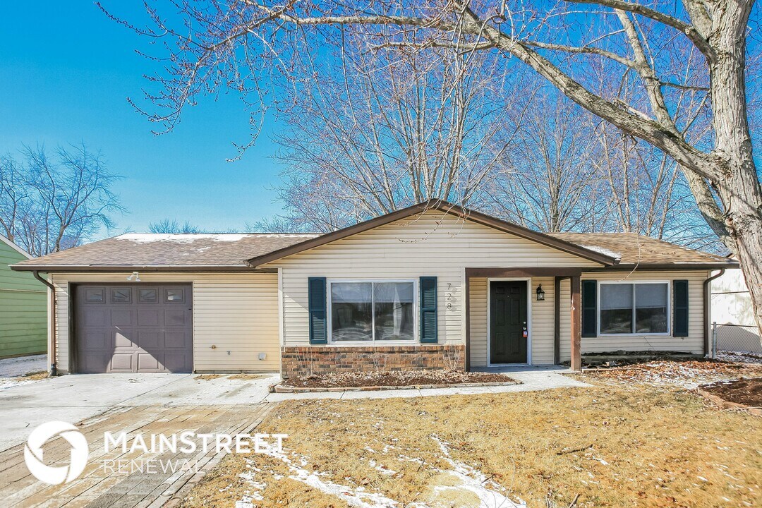 728 Holiday Dr in Fortville, IN - Building Photo