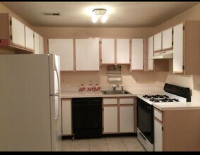 36 Prestwick Way in Edison, NJ - Building Photo - Building Photo