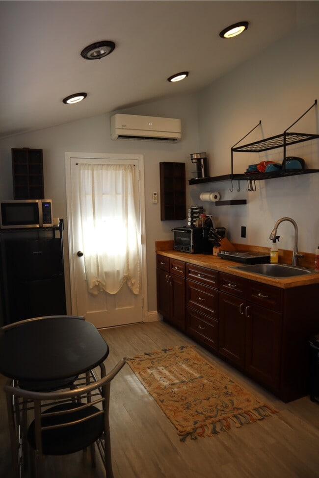615 Country Club Rd, Unit 2