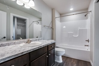 Fox Crossing Creek Apartments in Neenah, WI - Foto de edificio - Building Photo