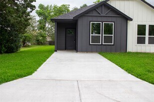 106 Runnels St in Willis, TX - Building Photo