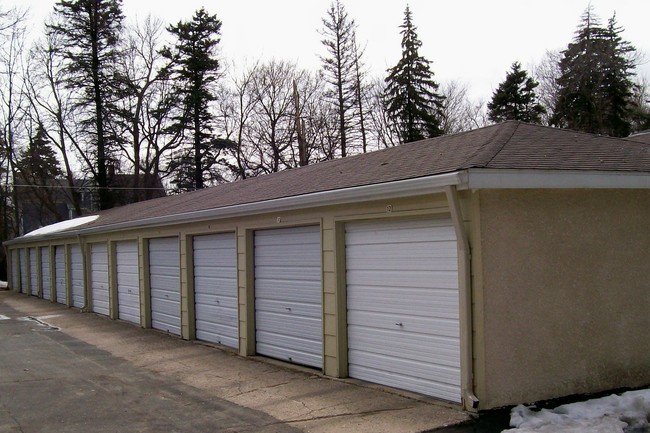 Maple Plain Apartments in Maple Plain, MN - Building Photo - Building Photo