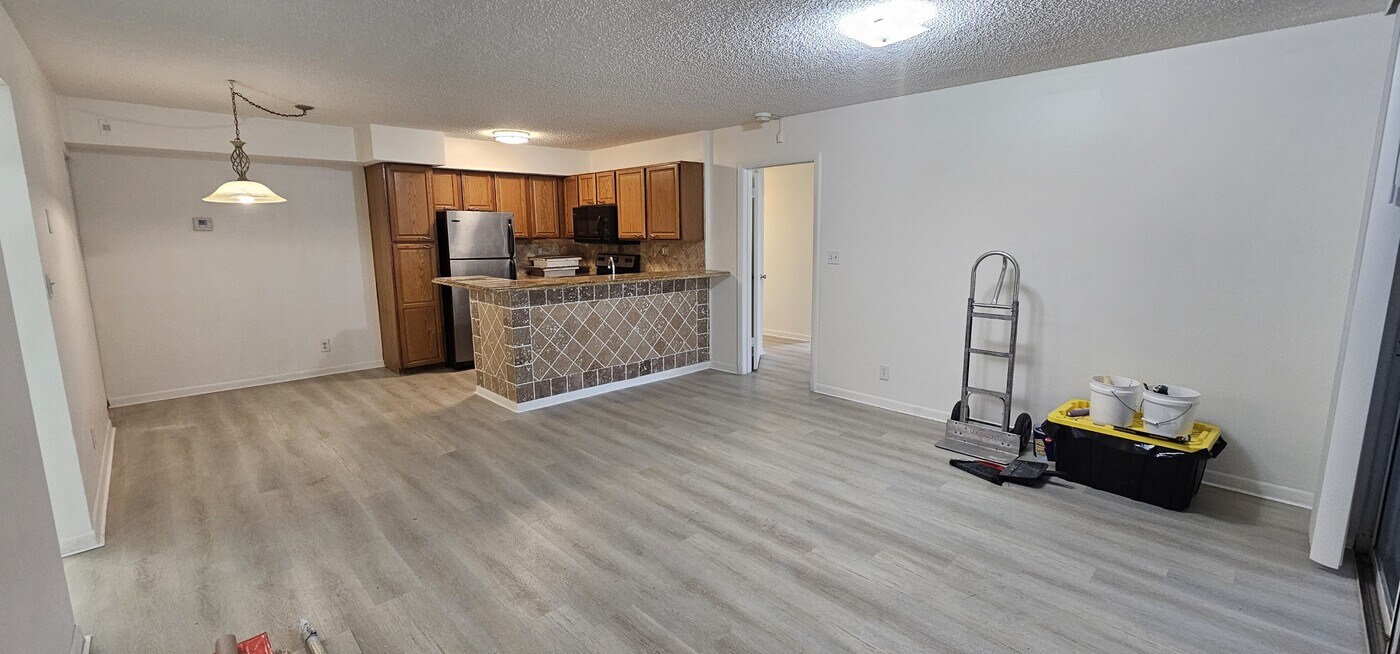811 Lyons Rd in Coconut Creek, FL - Building Photo