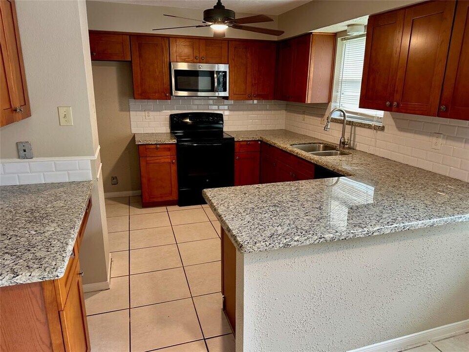 2711 Colony Dr in Sugar Land, TX - Building Photo