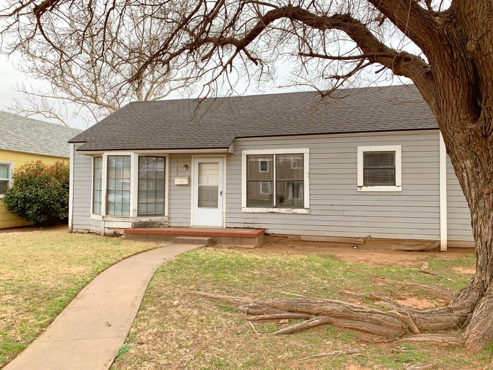 2123 30th St in Lubbock, TX - Building Photo