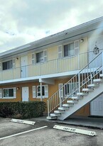 1501 Crescent Cir, Unit B10 in West Palm Beach, FL - Building Photo