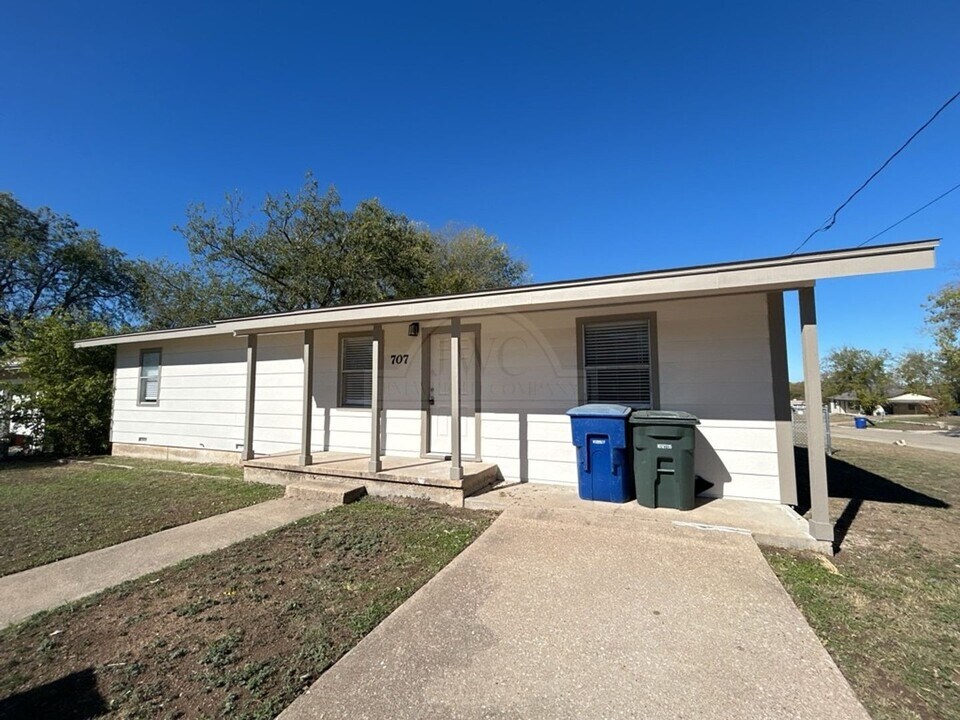 707 N Main St in Copperas Cove, TX - Building Photo