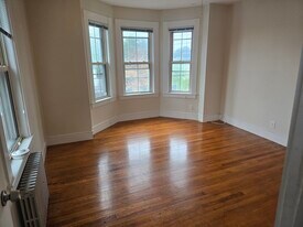 124 Bacon St, Unit B in Waltham, MA - Building Photo