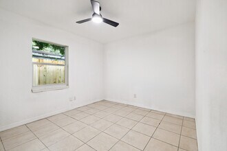 3320 W Kathleen St, Unit A in Tampa, FL - Foto de edificio - Building Photo