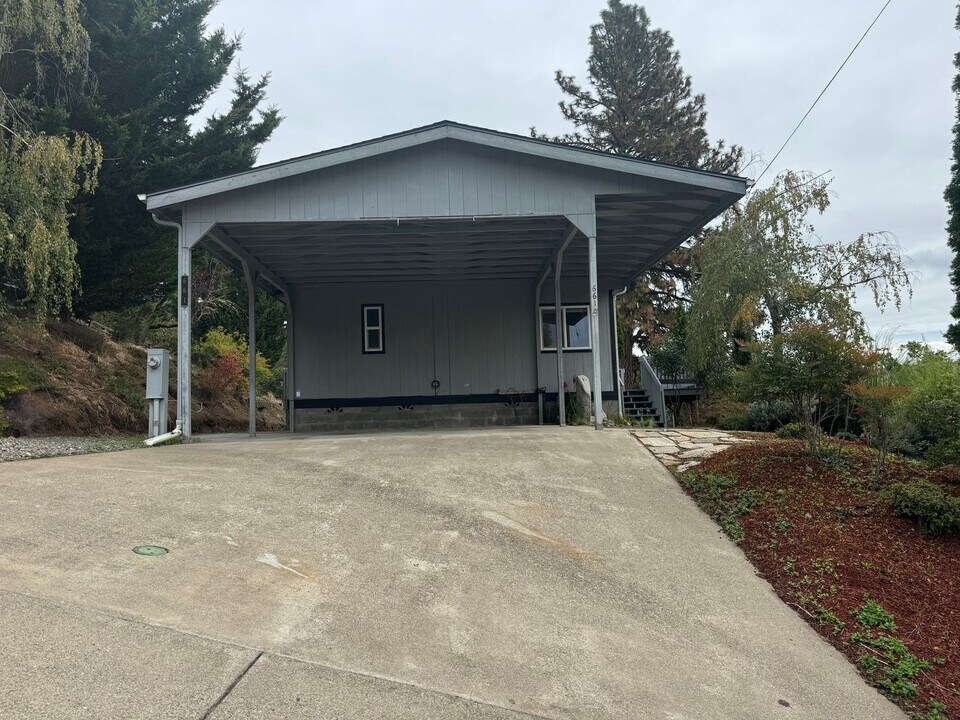 661 NE Ventura St in Roseburg, OR - Building Photo