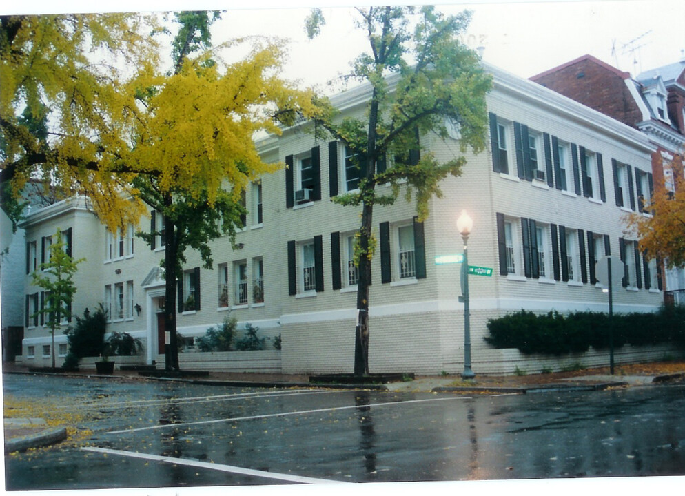 1305 Potomac St NW, Unit 201 in Washington, DC - Building Photo