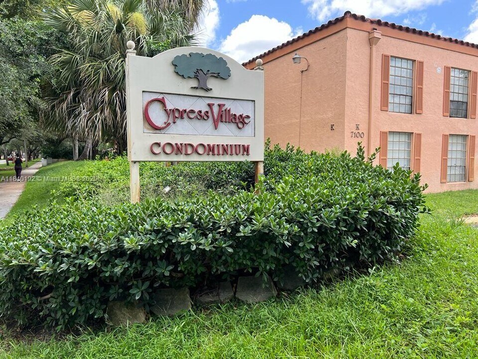 7160 Fairway Dr in Hialeah, FL - Building Photo