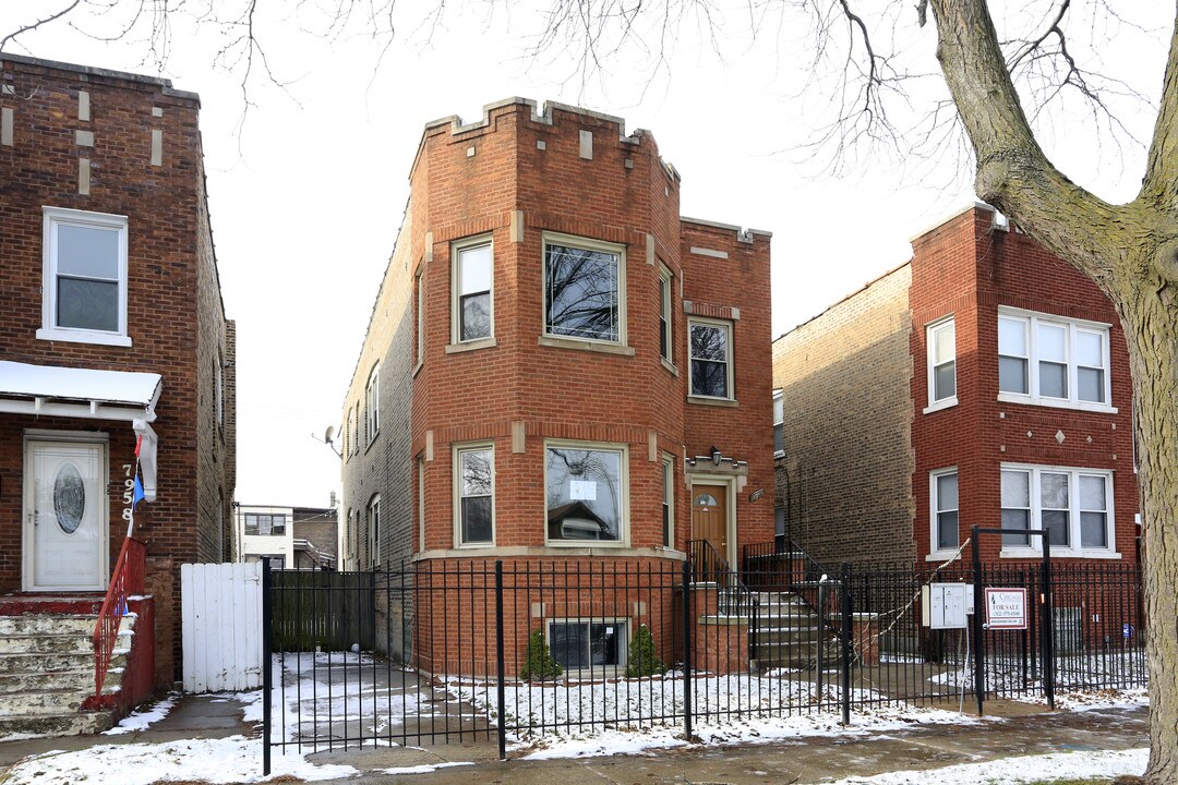 7956 S Kingston Ave in Chicago, IL - Building Photo