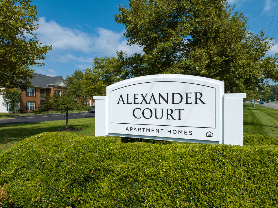 Alexander Court in Reynoldsburg, OH - Building Photo