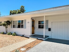 902 Harold Ln in Healdsburg, CA - Building Photo - Building Photo