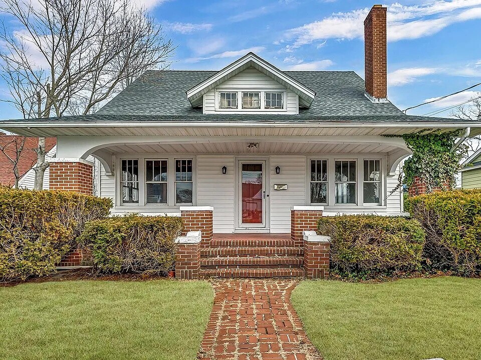 310 Fishel Ave in Riverhead, NY - Foto de edificio