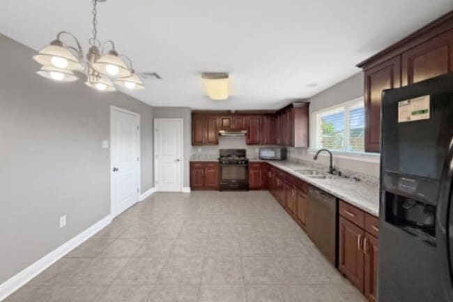7230 Yorktown Dr in New Orleans, LA - Building Photo - Building Photo