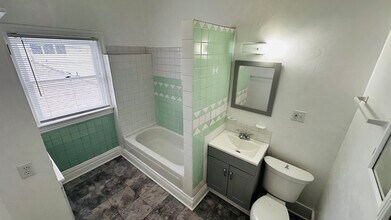 143 E 10th St, Unit 143 in Long Beach, CA - Building Photo - Building Photo