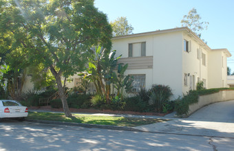 3494 Rowena Ave in Los Angeles, CA - Foto de edificio - Building Photo