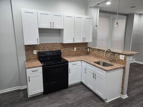 342 N 52nd St, Unit 2 in Philadelphia, PA - Foto de edificio - Building Photo