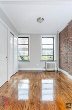 East 10th Street, Unit 2A in New York, NY - Building Photo - Building Photo