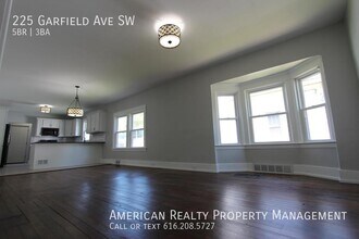 225 Garfield Ave SW in Grand Rapids, MI - Building Photo - Building Photo