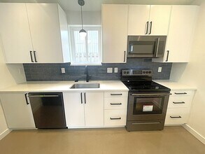 4038 SE 76th Ave in Portland, OR - Building Photo - Building Photo