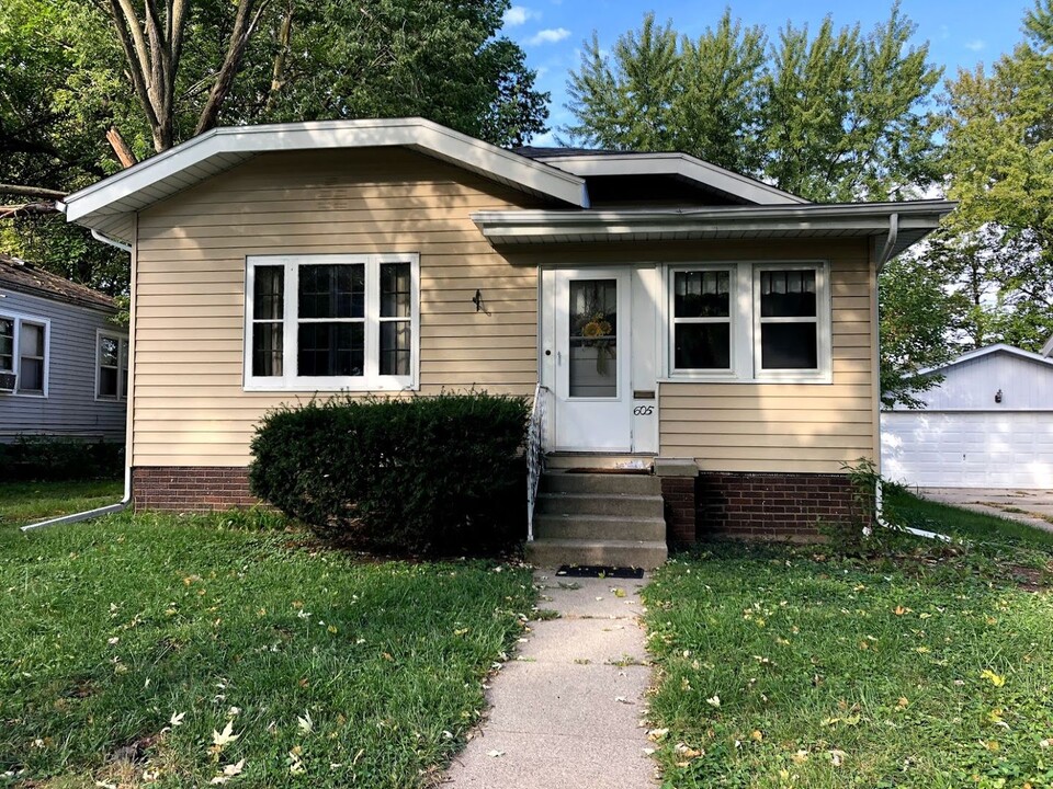 605 S Clayton St in Bloomington, IL - Foto de edificio