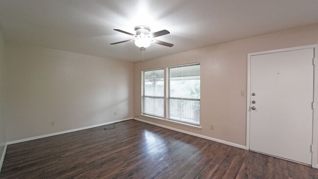 202 E Oak St in Weatherford, TX - Building Photo - Building Photo