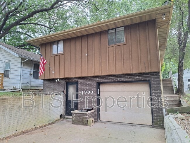 property at 1908 E Knox St