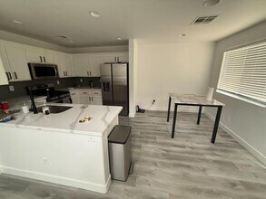 1031 Monte De Oro Ave in Las Vegas, NV - Building Photo - Building Photo