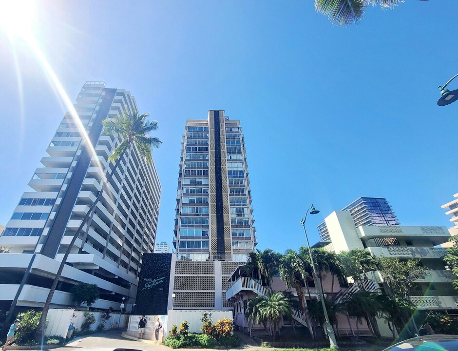 2415 Ala Wai Blvd in Honolulu, HI - Building Photo