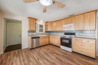 2819 Dedman St, Unit 4 in Pasadena, TX - Building Photo - Building Photo
