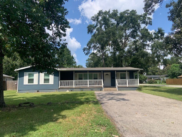 1000 Thomas Ave in Conroe, TX - Building Photo