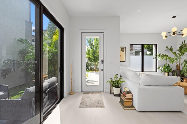 4468 NW 80th Ave in Doral, FL - Building Photo - Building Photo