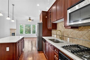 11 Perimeter Center E in Atlanta, GA - Building Photo