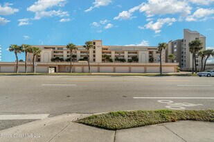 995 N Hwy A1A in Indialantic, FL - Building Photo