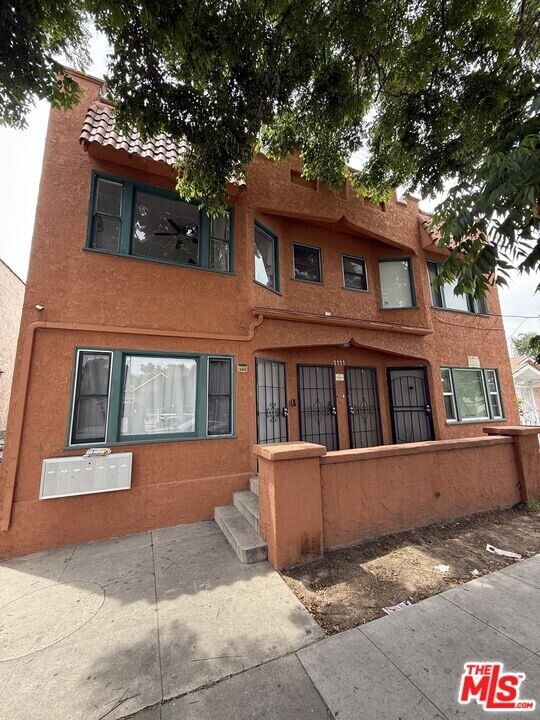 1111 Orizaba Ave in Long Beach, CA - Building Photo