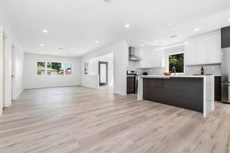 2611 S Bentley Ave in Los Angeles, CA - Foto de edificio - Building Photo