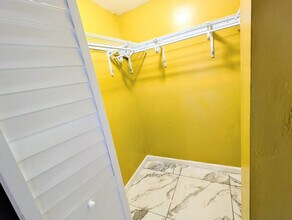 2534 NW 73rd Ave in Sunrise, FL - Foto de edificio - Building Photo