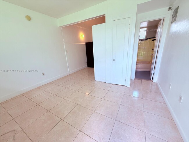 1045 NE 80th St in Miami, FL - Building Photo - Building Photo
