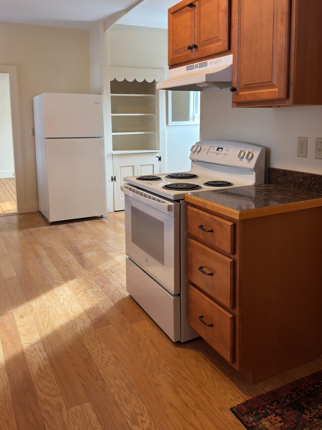 14 Maple St in Shelburne, MA - Building Photo - Building Photo