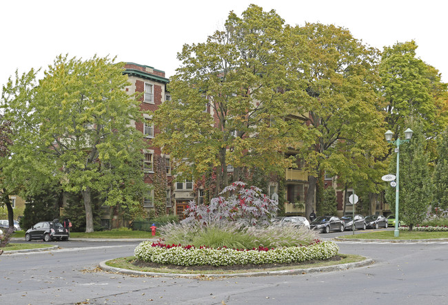 Towers & Dollard Apartements in Montréal, QC - Building Photo - Primary Photo