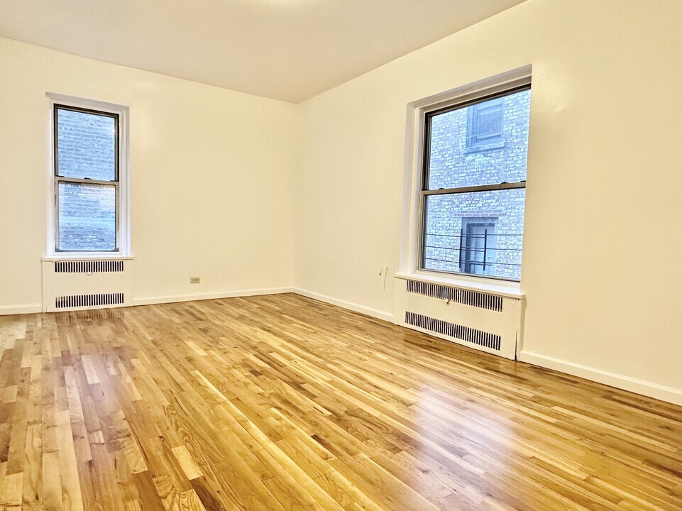 216 W 102nd St in New York, NY - Building Photo