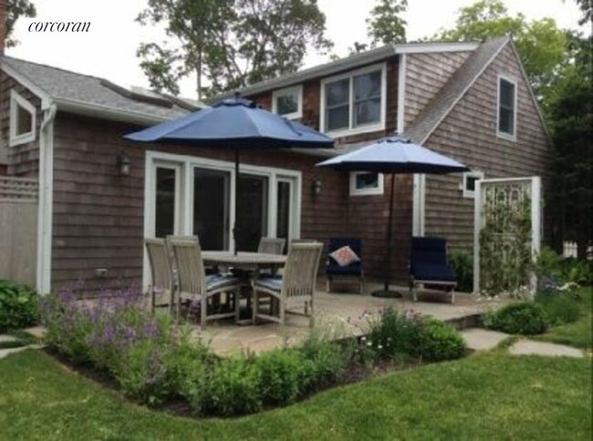 44 Miller Ln W in East Hampton, NY - Building Photo - Building Photo