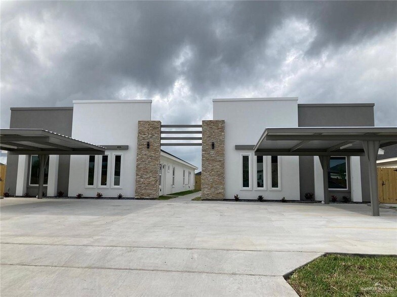 1418 S Iris St, Unit 3 in Pharr, TX - Building Photo