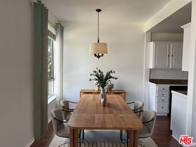 622 S Barrington Ave in Los Angeles, CA - Building Photo - Building Photo