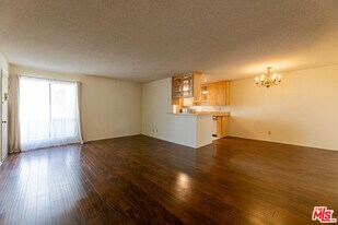 5330 Zelzah Ave in Los Angeles, CA - Building Photo